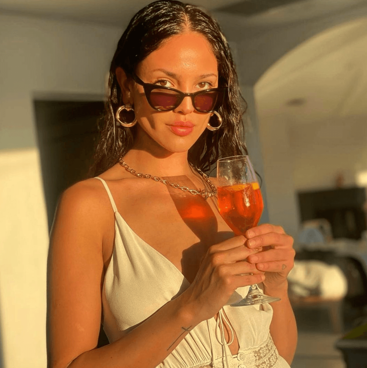 Eiza González publica video del fuerte accidente que tuvo mientras paseaba en bicicleta