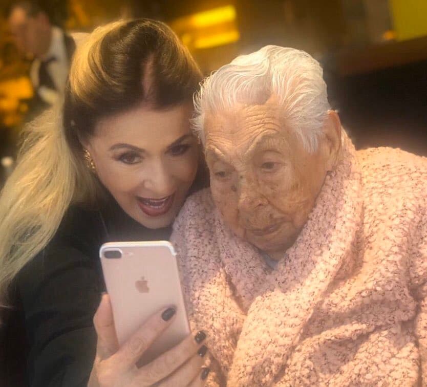 Laura Zapata celebra el cumpleaños de su abuela