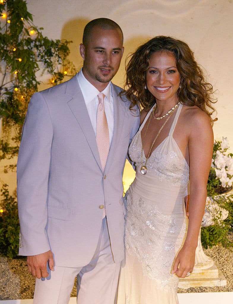 <b>Jennifer Lopez y Cris Judd: 8 meses </b>
<br>
<br>J.Lo conoció al Cris Judd como bailarín profesional quien participó en su videoclip "Love Don't Cost a Thing". Su encuentro se convirtió en un "amor a primera vista" y meses más tarde llevaron ese romance directo al altar, en septiembre del 2001. 
<br>
<br>Su matrimonio no funcionó y ocho meses más tarde después de su boda surgieron rumores de que J.Lo había regresado con su anterior pareja, Puff Daddy. Al final, la cantante no volvió a hablar de dicha separación, solo hizo saber a través de su manager que "la relación simplemente no había funcionado".
