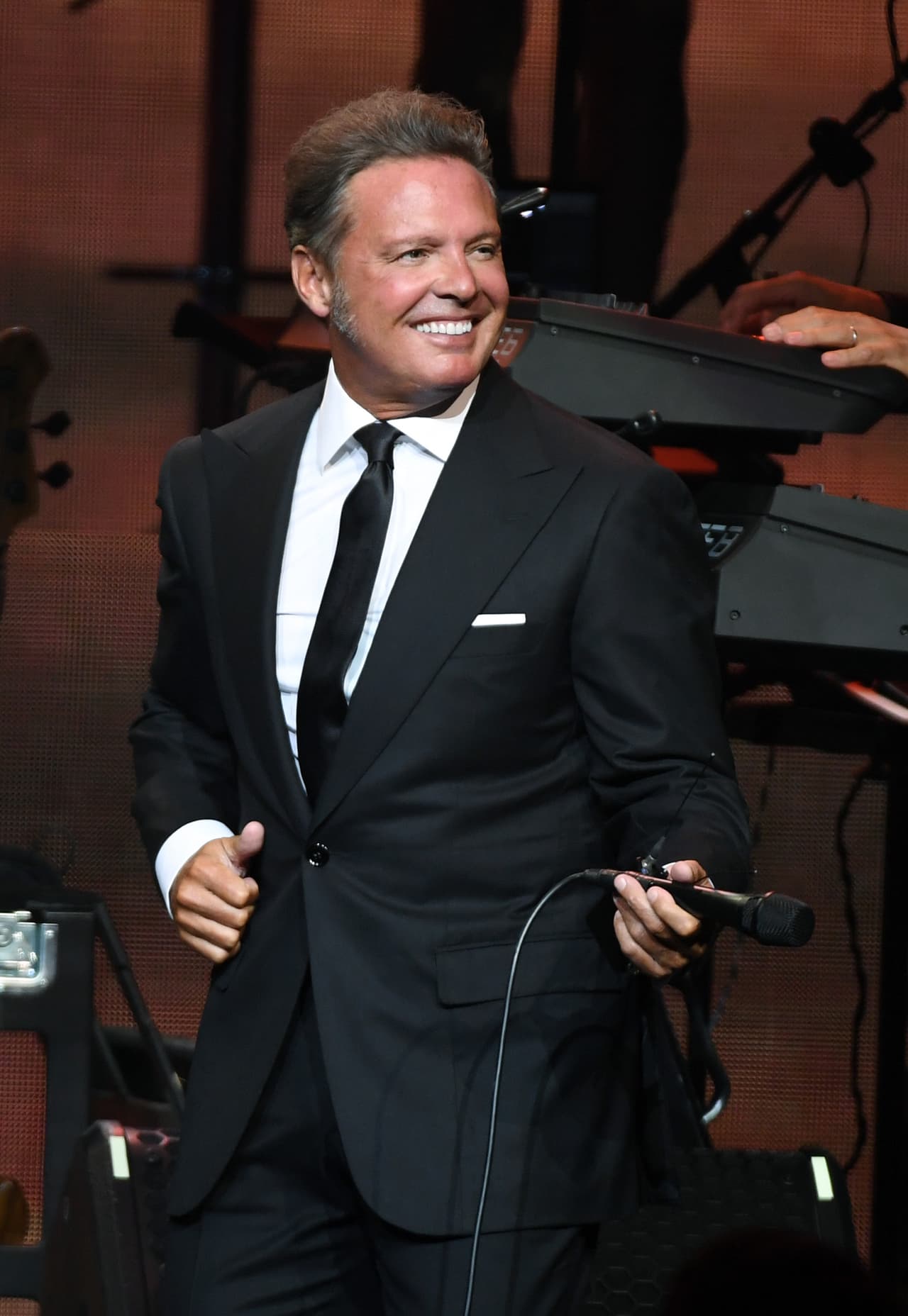 LAS VEGAS, NEVADA - SEPTEMBER 12: Singer Luis Miguel performs on the first night of his four-date limited engagement at The Colosseum at Caesars Palace on September 12, 2019 in Las Vegas, Nevada. (Photo by Ethan Miller/Getty Images)