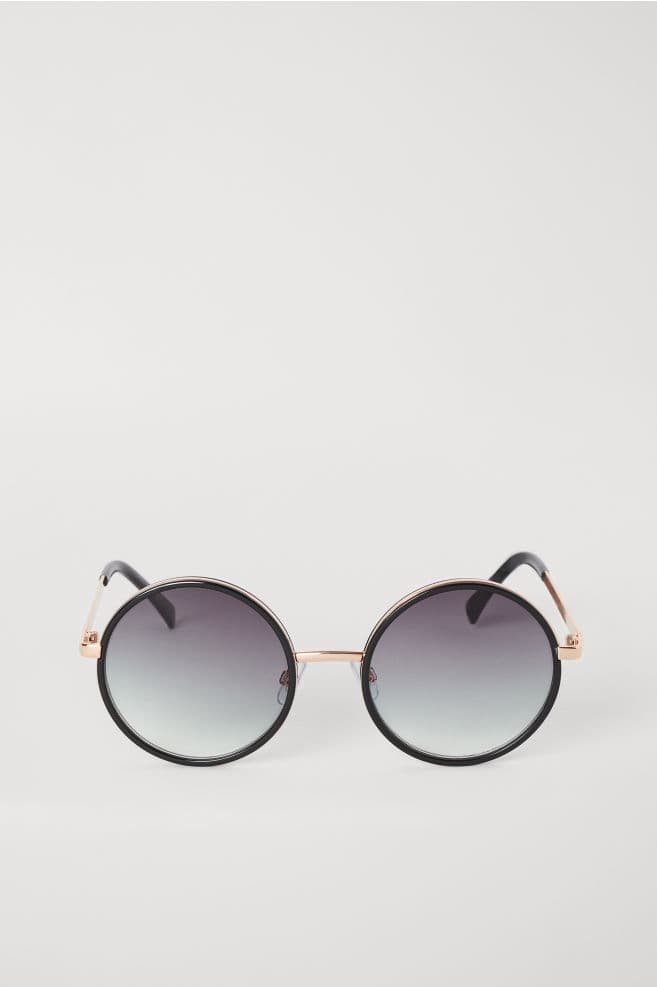 Evita a toda costa los lentes que tengan formas, que al igual que tu cara, con un aspecto cuadrado. En su lugar, puedes irte por lo completamente opuesto: armazones redondos.