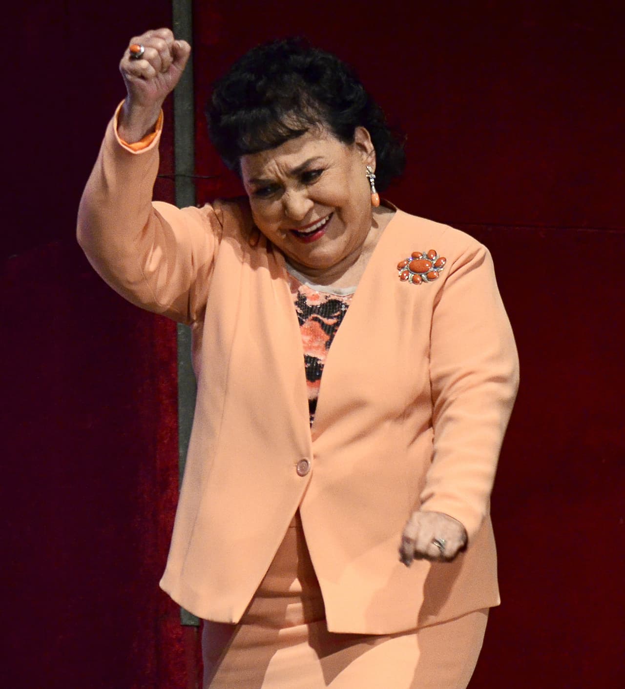 Carmen Salinas se despide de las curules.