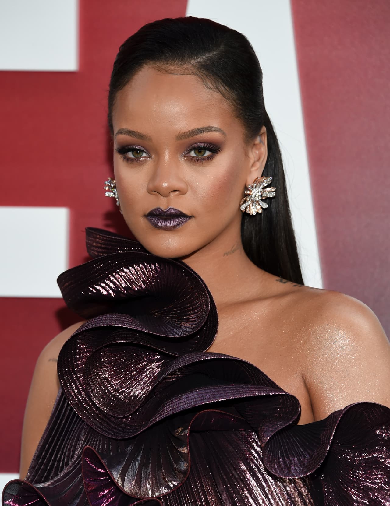 Si al igual que Rihanna tus ojos son verdes y tu piel bronceada, las sombras moradas con tonos oscuros o quemados serán la combinación perfecta.