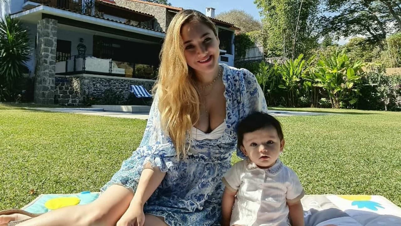 André ya puede mantenerse de pie solito y Sherlyn lo presume orgullosa
