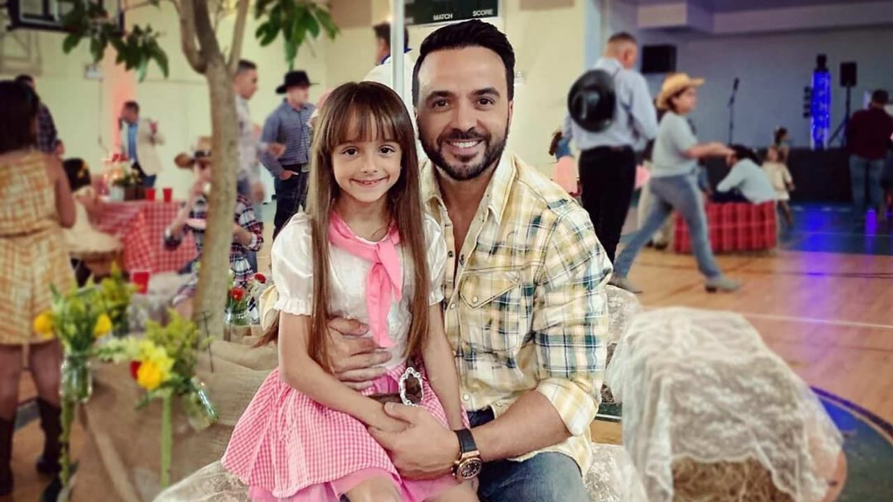 Luis Fonsi presume el talento de su hija Mikaela al cantar