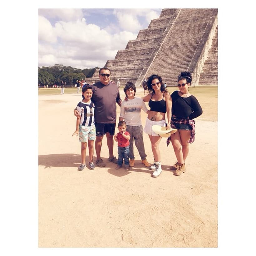 Romina Ivanna Pasos Marcos nació en Yucatán, México, y es hija de Niurka Marcos y Jorge Francisco de Jesús Pasos Romero, a quien visita con frecuencia.