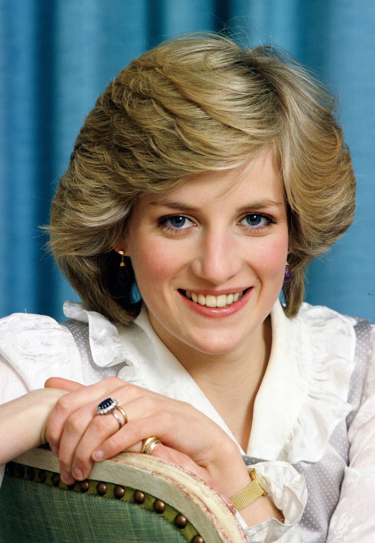 La primera es una argolla de zafiro azul de 12 quilates y 14 diamantes con el que la madre de William y Harry posó en diferentes retratos a lo largo de su vida. Durante la serie de Netflix se retrata el momento en el que Lady Di eligió esta prenda que, algunos puristas criticaron en su momento dado que una futura renia debía portar un anillo único y no una joya que "cualquiera con suficiente dinero" pudiera adquirir. Sin embargo, esta pieza se volvería icónica varías décadas más tarde.