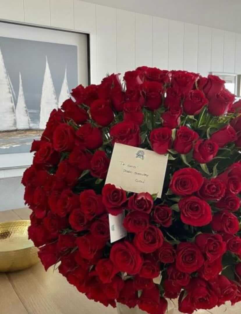 Uno de los actos más románticos que vimos el día de ayer fue el del esposo de 
<b>Galilea Montijo, Fernando Reina,</b> quien le regaló un ramo de rosas gigantes a la conductora, las cuales ella presumió en sus redes sociales.