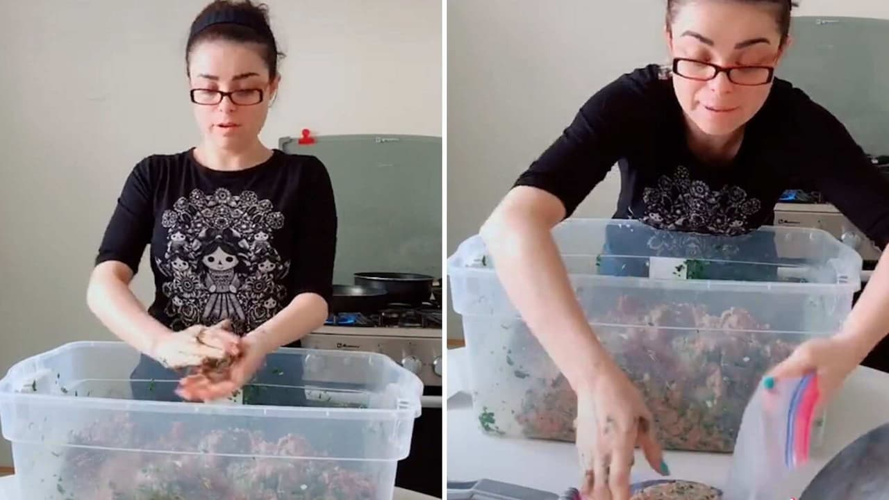 Violeta Isfel presume cómo prepara las hamburguesas que vende para su nuevo negocio