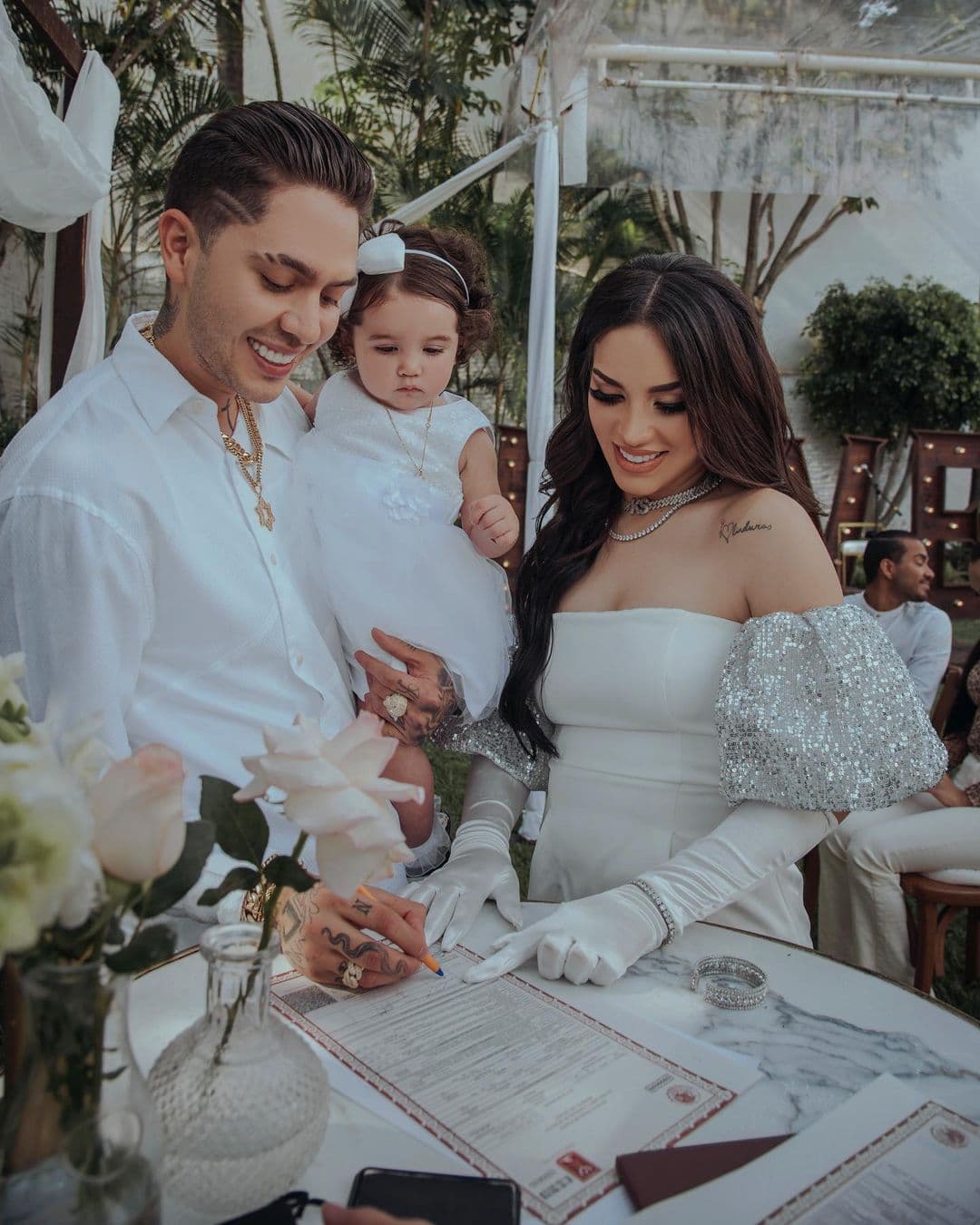 Pero al final, el amor ha triunfado y ahora no son sólo ellos dos, sino que ya son padres de dos pequeños, Kima y Juanito, este último de apenas días de nacido.