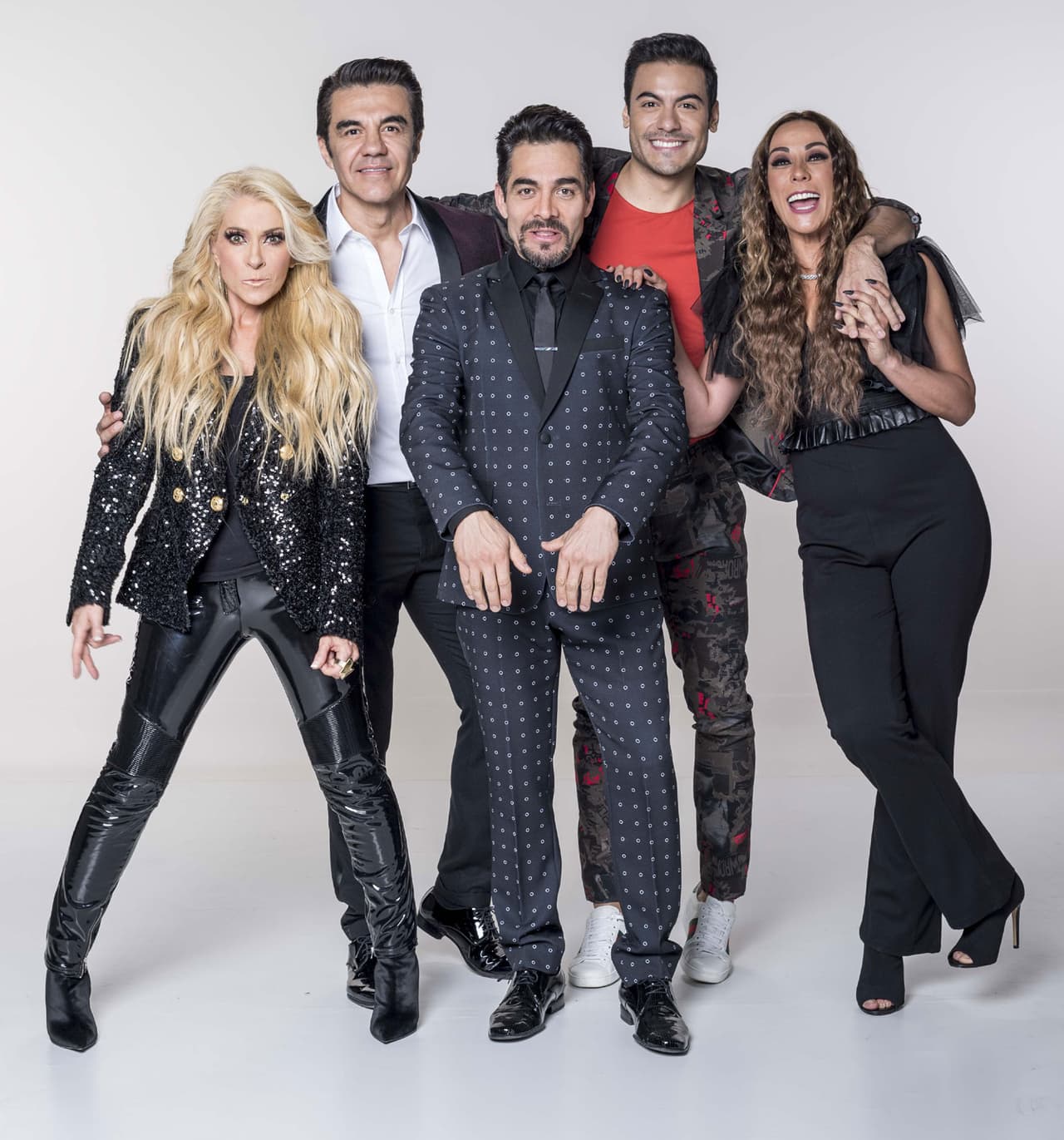 ¿Quién es la Máscara? será conducido por Omar Chaparro. En tanto que Carlos Rivera, Yuri, Adrián Uribe y Consuelo Duval serán los investigadores del programa, quienes deberán ser muy observadores para descubrir, junto al público, qué famoso está detrás de la cada máscara.