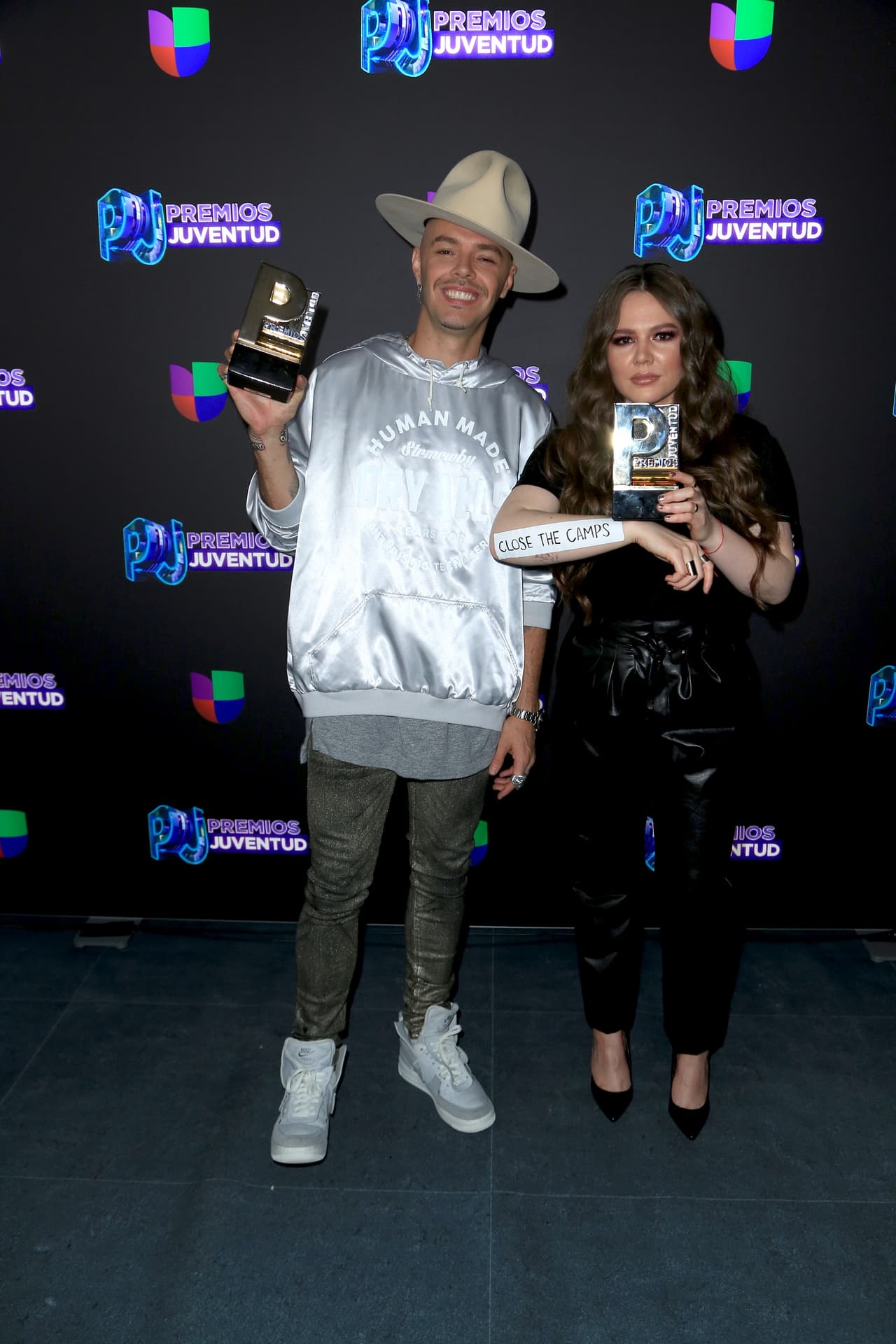 Jesse & Joy: Durante la entrega de los Premios Juventud, el dueto mexicano aprovechó protestó con la frase "Close the camps", como crítica al gobierno estadounidense por los centros de detención de inmigrantes.