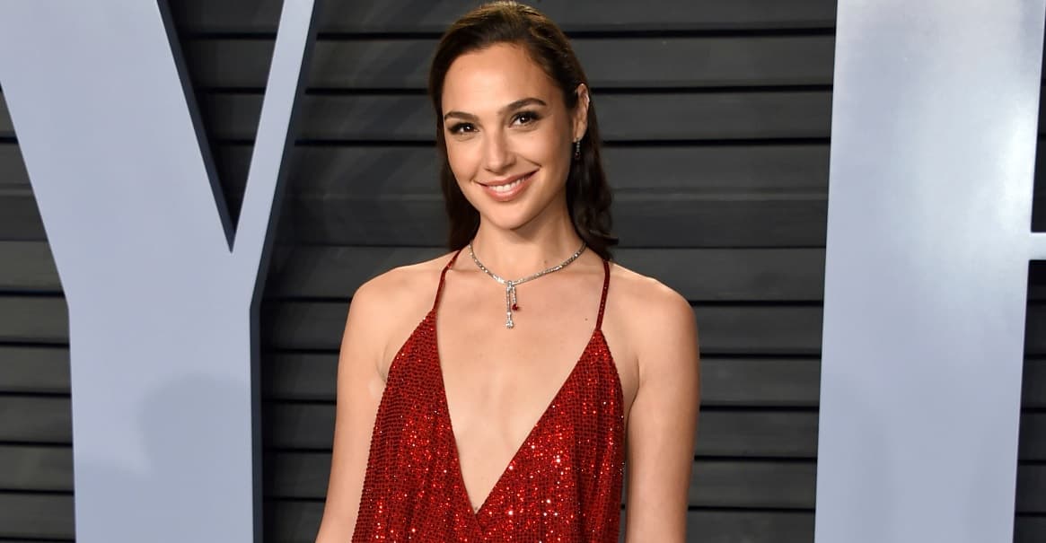Gal Gadot comparte que está embarazada por tercera vez y nadie lo notó en los Globos de Oro