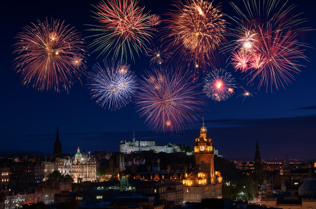 Edinburgo, Escocia te ofrece una fiesta que no supera el Guadalupe-Reyes de México, pero son cuatro días en los que podrás ver conciertos, hasta procesiones con antorchas y el tradicional chapuzón en el río Forth que queda a unos minutos de la capital. ¿Te animas?