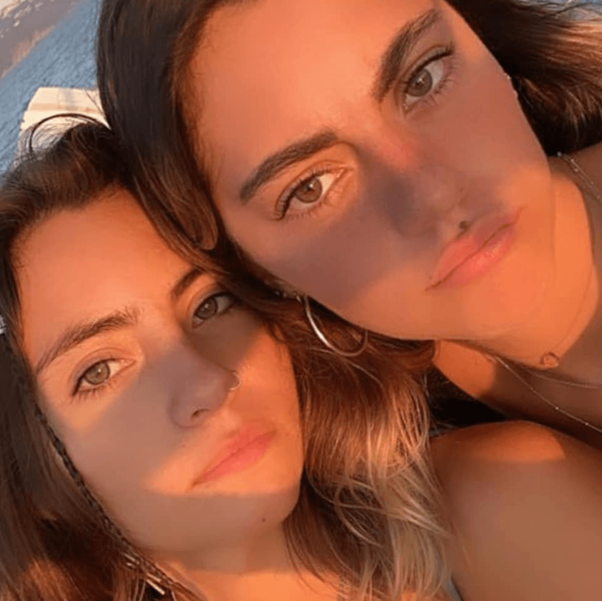 La mayor, Camila, a quien llaman “Mila”, tiene gusto por el yoga y la vida saludable. Es muy popular en sus redes sociales por compartir cómo es su estilo de vida. Además, es apasionada a la moda y es por eso que se encuentra estudiando la carrera de Diseño Textil en la Universidad Iberoamericana.
<br>
<br>Y Roberta suele ser más reservada en cuanto a su vida privada en las redes, pero sí ha dejado ver que tiene gusto por el arte moderno.
<br>