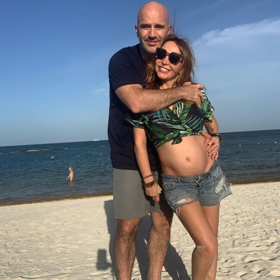 Para ese viaje presumió diferentes looks, recibiendo varias críticas de los internautas, quienes le dejaron saber que hay ropa de maternidad que se le vería mejor, por lo que la cantante respondió: “lo bueno que cada cabeza es un mundo y cada cuerpo también. Todos somos libres de vestir como queramos mientras seamos felices y respetemos al de enfrente”.
