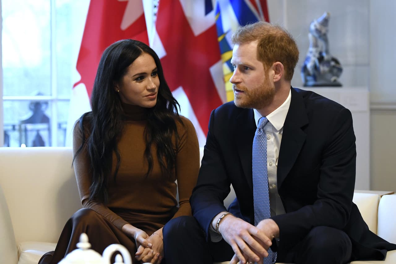 La tarde de este miércoles 8 de enero, Meghan Markle y el Príncipe Harry anunciaron que dejarán de ser ‘miembros principales’ de la Familia Real. A través de una publicación en su cuenta de Instagram, revelaron que tomaron esa decisión porque planean llegar a ser financieramente independientes y enfocarse completamente en el trabajo que realizan en su fundación.
