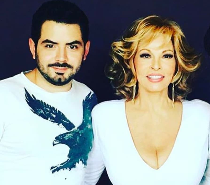 En mayo de 2017, la polémica surgió una vez más cuando la actriz recortó a Derbez de una fotografía que subió en su cuenta de Instagram, en la que solo dejó a su hijo con la actriz Raquel Welch.
