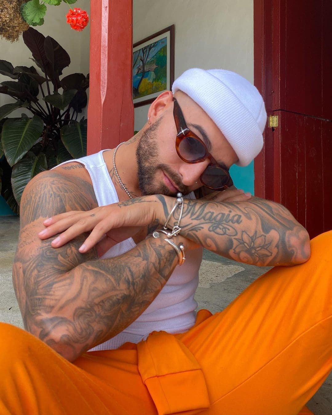 Maluma causa polémica por robarle besos a sus fans en los conciertos