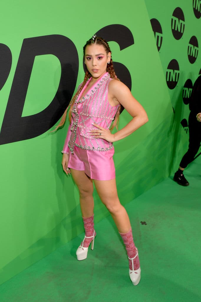 Otro look monocromático durante la alfombra verde fue el de Danna Paola. La ex estrella infantil utilizó un conjunto rosa de dos piezas el cual consistía en unos pequeños shorts y un blazer asimétrico.