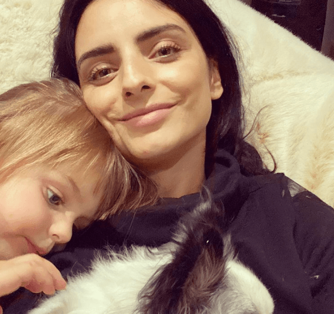 Además de acabar con las especulaciones, Aislinn Derbez dejó ver que tras unos días en Hawái con su presunto novio, Jesh de Rox, ya se reencontró con su hija, quien pasó el Año Nuevo con Mauricio Ochmann.