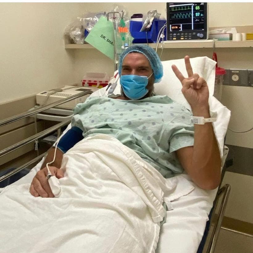 "Hoy me sometí a una operación que me tocaba ya hace meses y la venía postergando por el tema del covid. Quiero agradecer a los doctores, @jzshaw10 @El_lisy_ortho por sus atenciones y cariño", explicó.