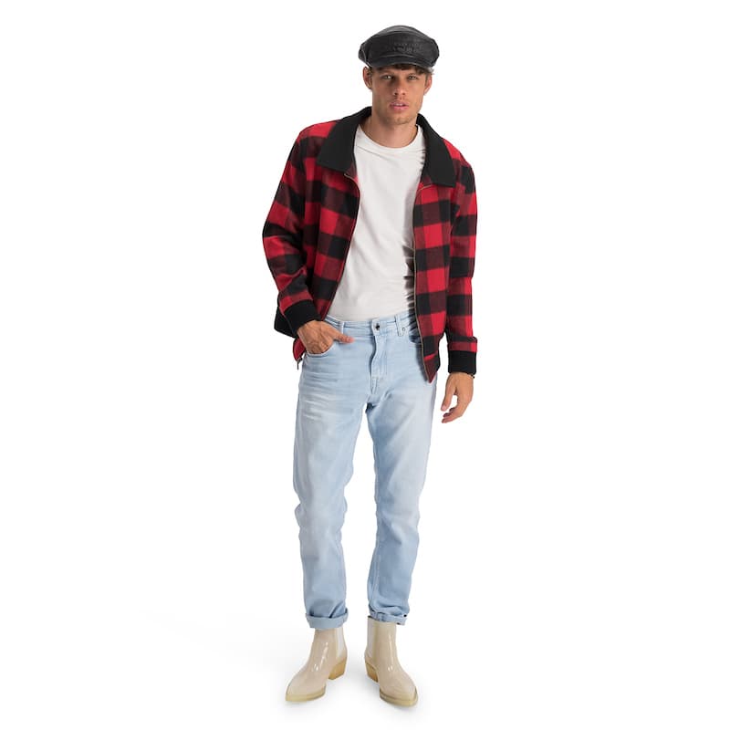 Las piezas tienen se componen desde chamarras estilo leñador, para looks mucho más casuales, hasta gabardinas largas con estampado cuadrillé.