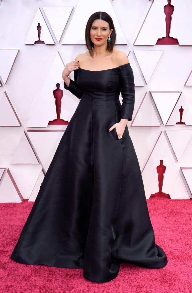Engalanada con un vestido Valentino, así es como desfiló Laura Pausini por la alfombra roja de los premios Oscar, donde está nominada a Mejor Canción con "Io Si", de la película
<i> La vita davanti a sé, </i>escrita por Diane Warren.