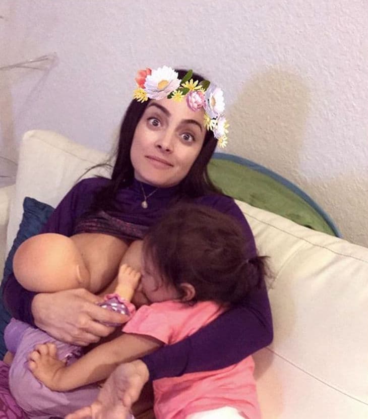 "Hasta que ella quiera o mi cuerpo deje de producir leche", bromeó Daniella Navarro en un video en el que la venezolana daba a su hija con un pecho, mientras del otro lado sostiene a una muñeca.