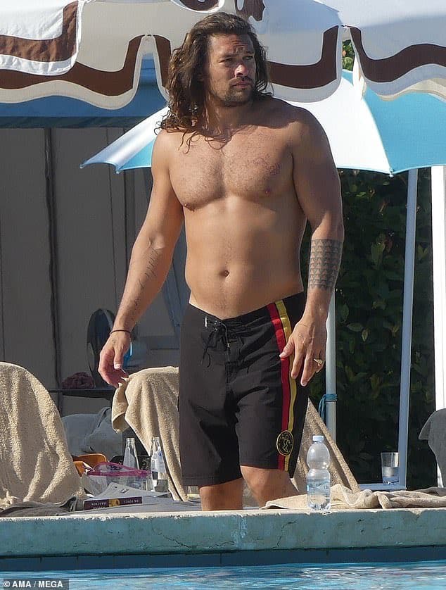 Bastó con que Momoa apareciera en un centro vacacional con el abdomen menos marcado para ser objeto de "body shaming".