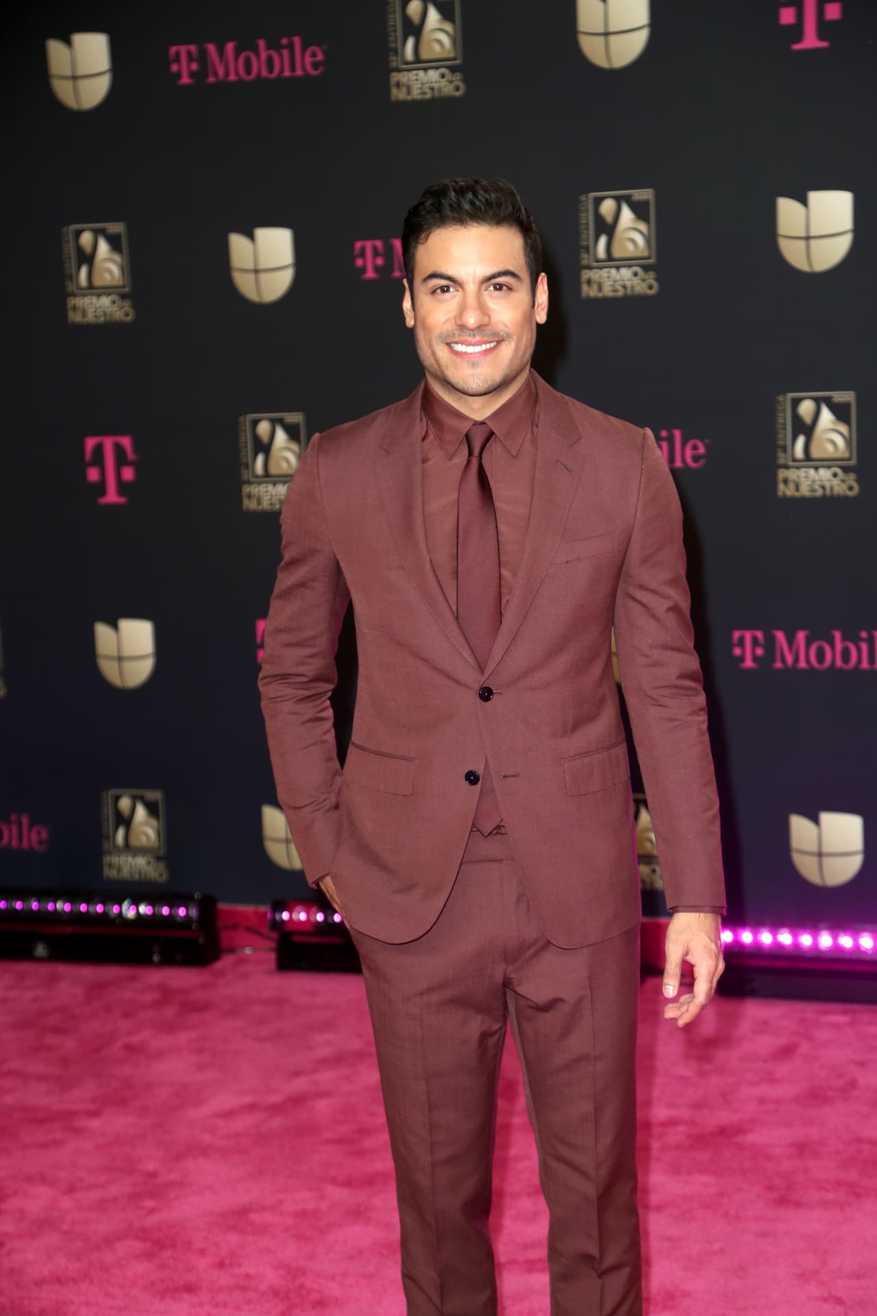 Carlos Rivera presume a su novia en las redes sociales