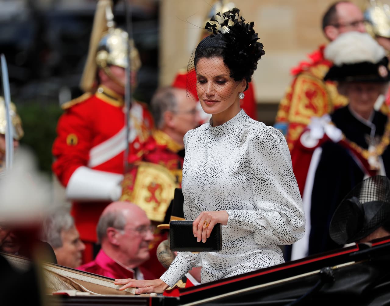 La reina Letizia optó por un atuendo blanco y negro, con un tocado con plumas y red, para asistir a la Orden de la Jarretera, en la que fue honrado su esposo, el rey Felipe VI.
