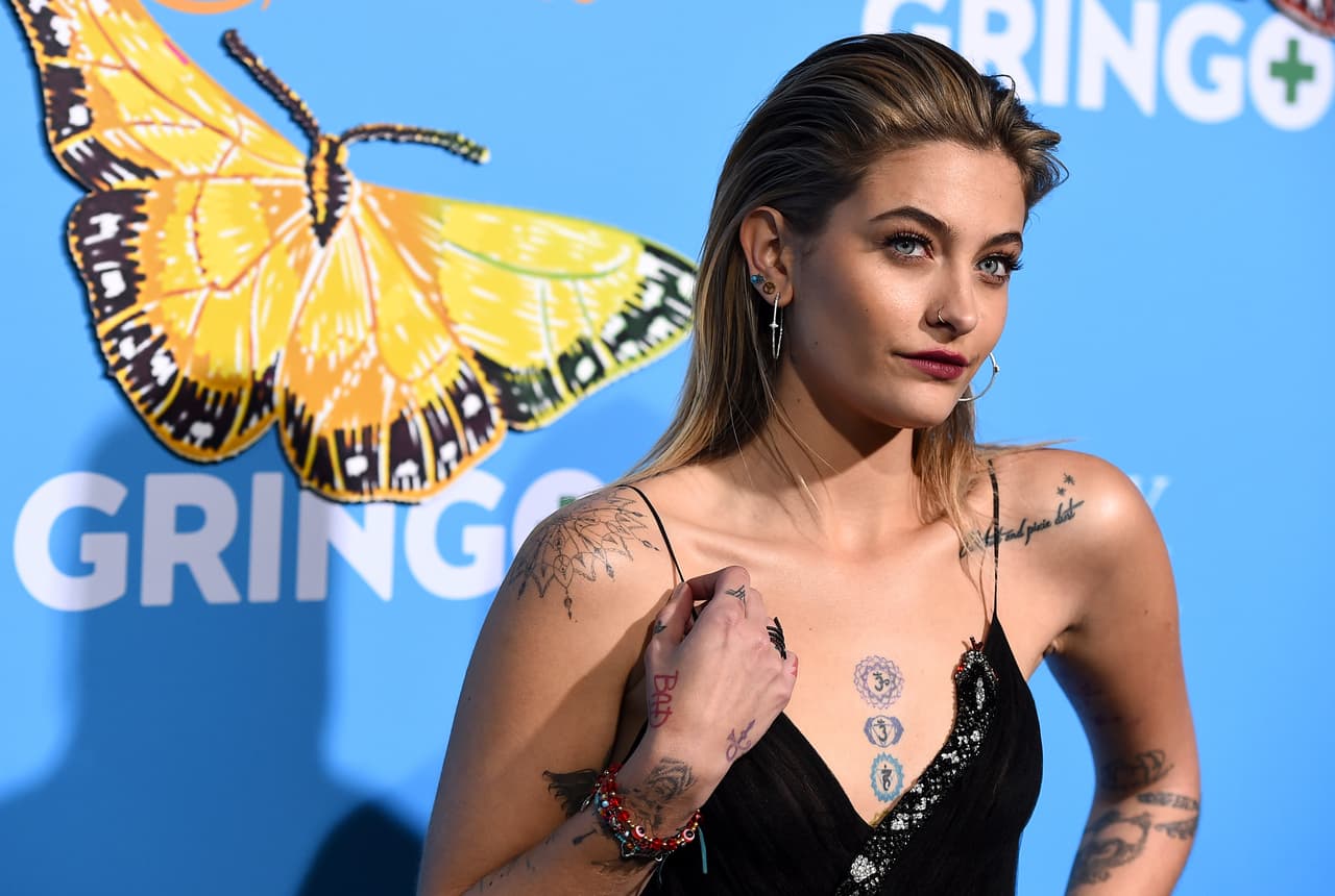 Paris Jackson: *Confesión ante sus fans* A mediados de julio del 2018, la hija de Michael Jackson hizo una dinámica con sus seguidores en las que respondía preguntas al azar. Una de ellas fue ¿Eres bisexual? La modelo de 21 años contestó: Salí del clóset a los 14 años y me considero parte de la comunidad LGBTQ, sin embargo, no me gusta que me etiqueten. No es que sea bisexual o hétero, solo amo a las personas por lo que son.