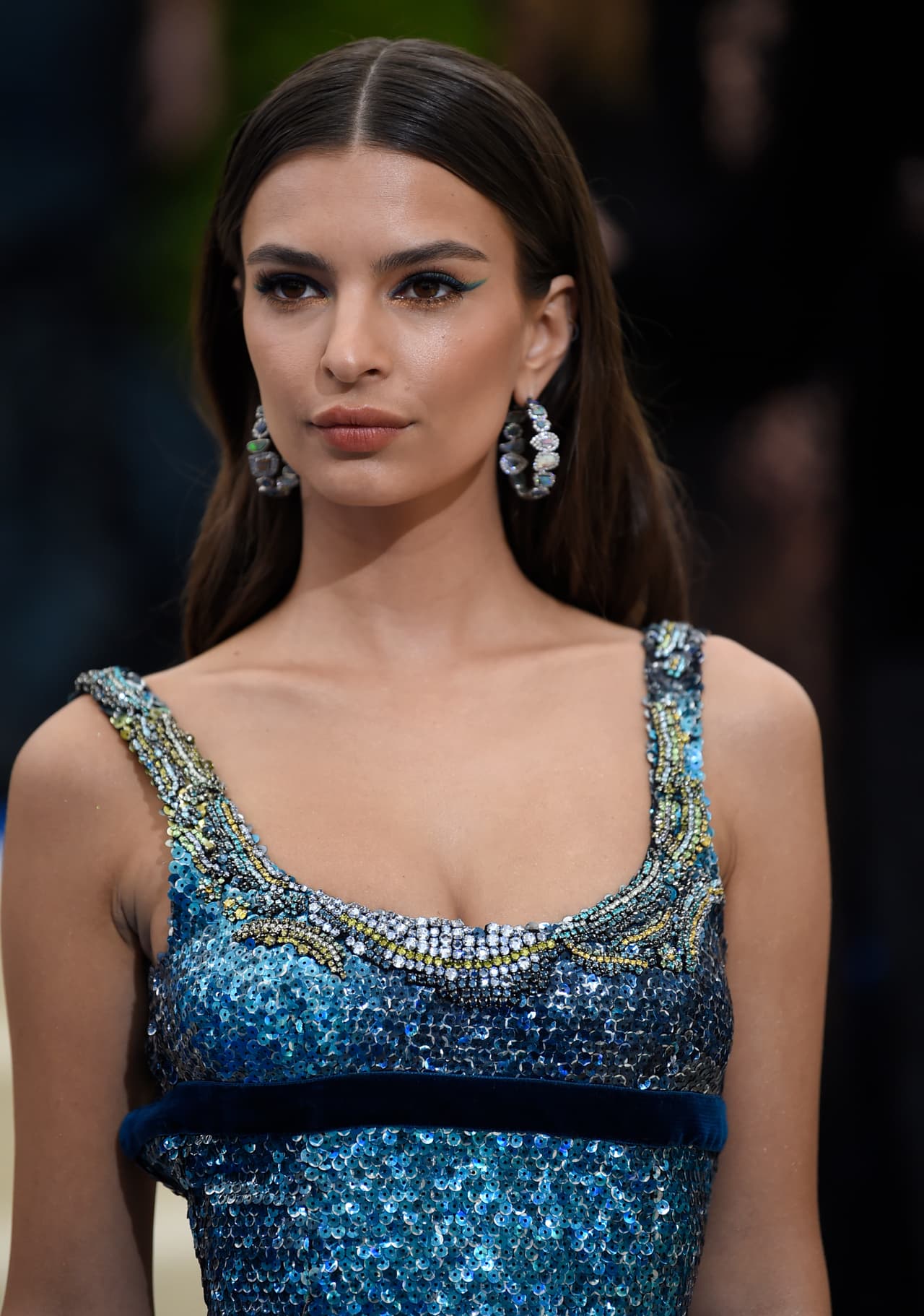 Emily Ratajkowski destacó el color de sus ojos con un tono turquesa con un ligero degradado.