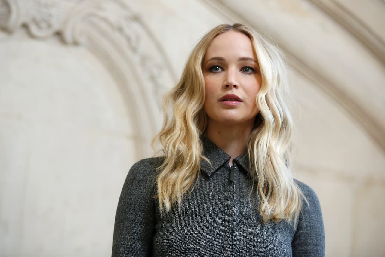 Jennifer Lawrence habló con Vanity Fair después de que se publicaran sus imágenes, con la finalidad de retomar el poder de la narrativa. “Es mi cuerpo y debería ser mi elección, y el hecho que no lo sea es absolutamente asqueroso. No puedo creer que vivamos en este mundo, la gente se olvida que somos humanos”, expresó la protagonista de Los Juegos del Hambre (2012).
