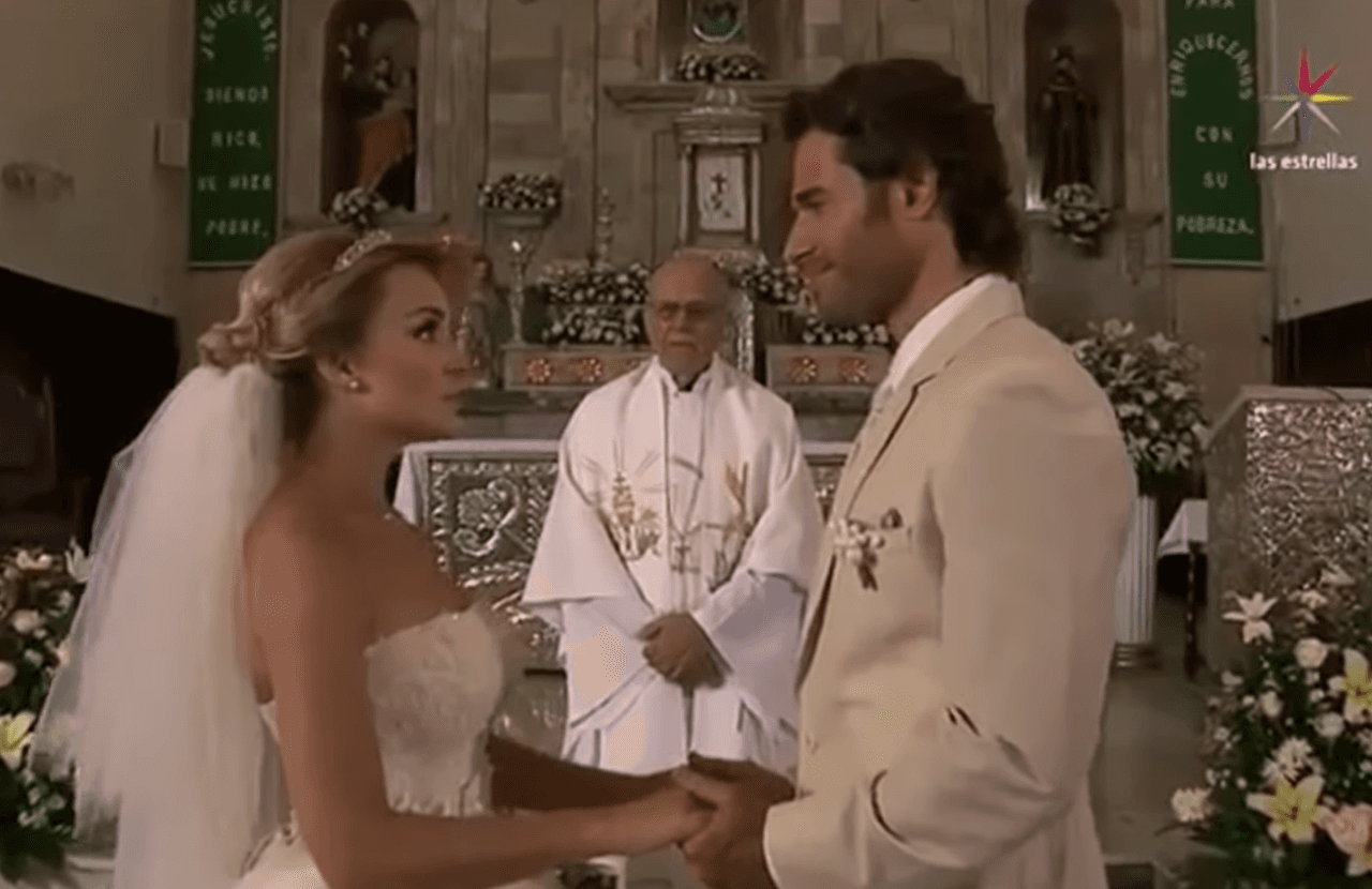 En el 2013 volvió a trabajar con 
<b>Angelique</b> en ‘Lo que la vida me robó’. Durante la novela se casaron dos veces. 
<br>
<br>La primera ocurrió cuando Montserrat (Angelique) es engañada por su familia y decide aceptar la propuesta de matrimonio de Alejandro (Sebastián) porque piensa que su entonces pareja, Jose Luis, (Luis Roberto Guzmán) la había abandonado. 
<br>