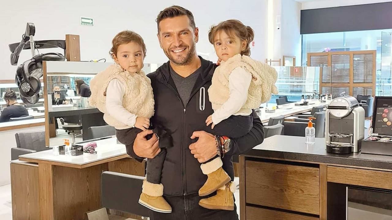 Martín Fuentes, esposo de Jacky Bracamontes, presume los logros de sus lindas mellizas