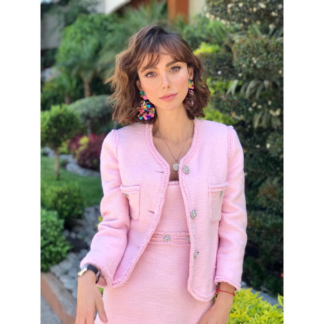 Al usar prendas con un aire vintage, su estilo femenino logra convertirla en una it girl de su generación.