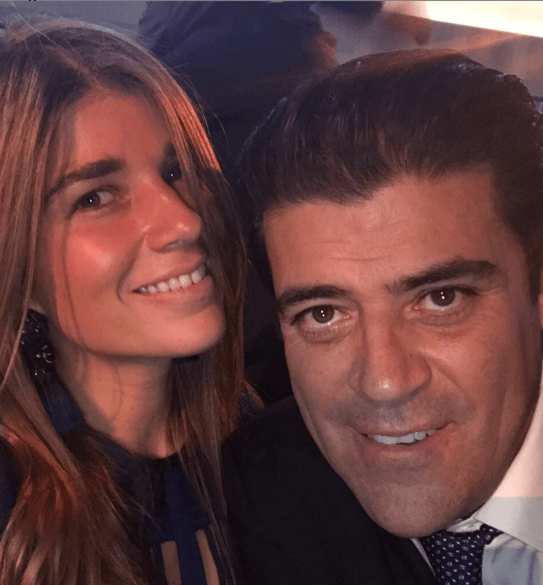 Catorce años de relación son los que llevan Magda Bleizeffer y ‘El Burro’ Van Rankin. Tienen tres hijas y justo hace un año, el 14 de febrero del 2020, él le propuso matrimonio en el programa que conduce ‘Hoy’. 
<br>
<br>El presentador ha hablado en varias ocasiones del amor que siente por su compañera de vida. 
<br>
<br>“Creo que soy afortunado de conocer a una mujer así. Porque sí es una gran mujer y la amo”, dijo el día que le pidió que fuera su esposa.