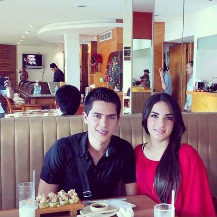 En el parque, en restaurantes y hasta en el cine se les ve a ambos al inicio de su relación que está cada vez más cercana a la década y que, como sabemos, no ha sido fácil mantener entre escándalos.
