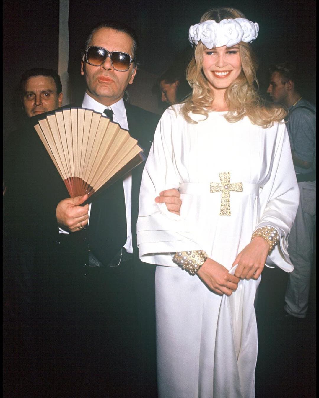 Claudia Schiffer. La beldad tuvo en Lagerfeld a un mentor en sus inicios en la moda. La presencia única de la alemana hizo que Karl la eligiera como una de sus máximas musas.