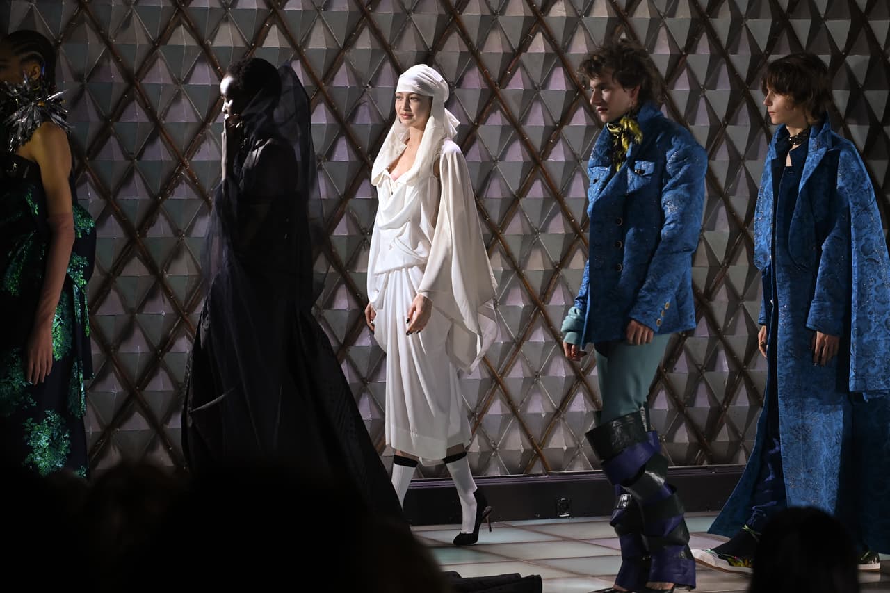 PARIS, FRANCE - MARCH 05: (EDITORIAL USE ONLY - For Non-Editorial use please seek approval from Fashion House) Gigi Hadid and models walk the runway during the Vivienne Westwood Womenswear Fall/Winter 2022-2023 show as part of Paris Fashion Week on March 05, 2022 in Paris, France. (Photo by Pascal Le Segretain/Getty Images)