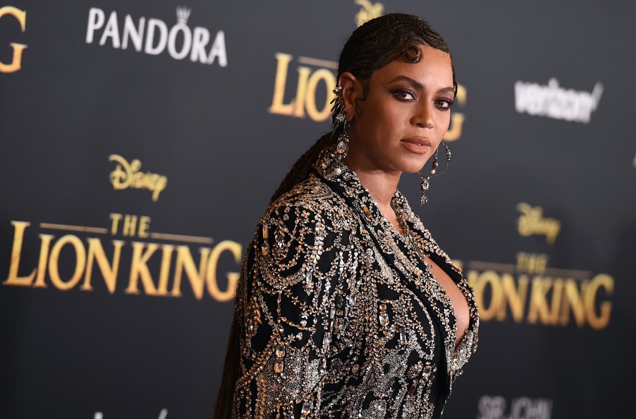 Beyoncé lideró a una lista de celebridades que asistieron la tarde de ayer al Hollywood Boulevard en Los Angeles, CA. para el estreno mundial de la versión Live Action de El Rey León (2019); aquí los mejores looks de la red carpet.