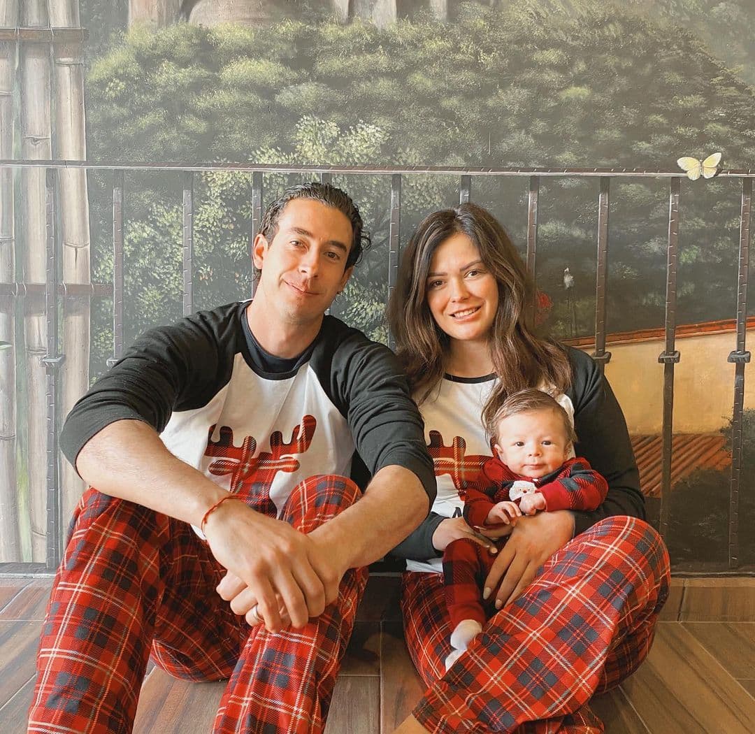 Otros que sorprendieron con algunas tiernas imágenes de Navidad fueron Mariana Echeverría y Óscar Jiménez, quienes posaron con el pequeño Lucca en brazos y mandaron un mensaje de esperanza ante la adversidad que pandémica que tuvo el año. 
<br>"Agradezco en esta Navidad por que llegó a nuestras vidas Lucca, que me trajo ilusión, felicidad, paz, y ¡es nuestro mejor regalo!", escribió Mariana.