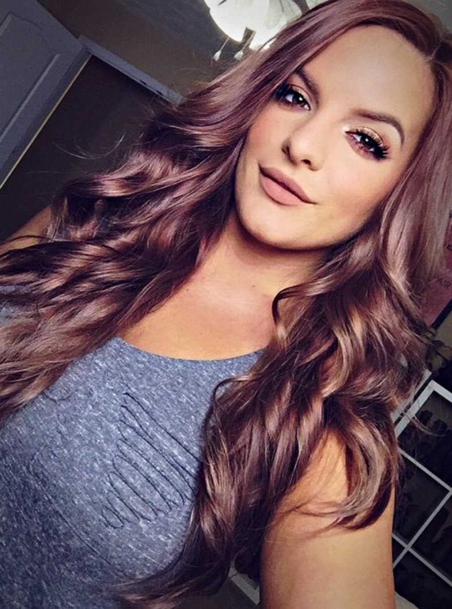 Este tono de cabello no sólo queda increíble con chicas blancas y rubias, sino que en tonos fantasía también luce divino en contraste con pieles bronceadas.