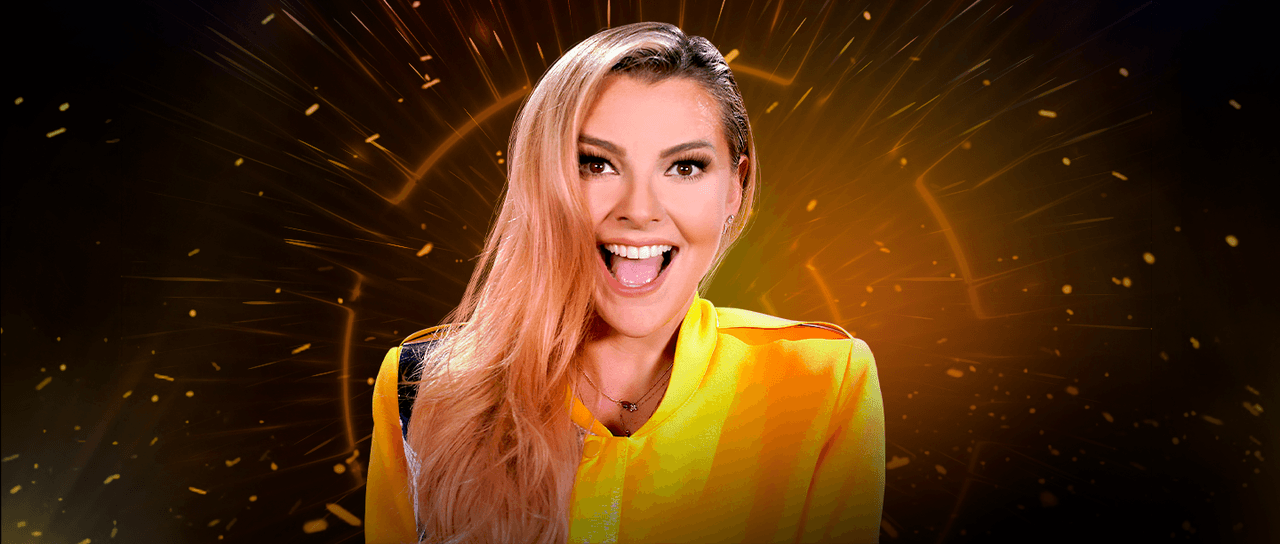 Sin embargo, este carismático personaje tuvo que dar a conocer su identidad en el segundo programa y resultó ser la actriz y cantante Marjorie de Sousa.