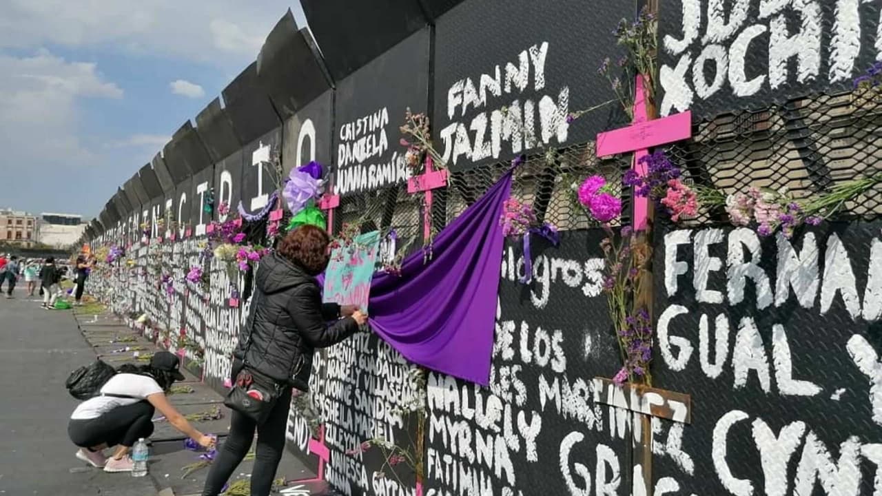 Con carteles y flores, las vallas del Palacio Nacional se convirtieron en un memorial de víctimas de feminicidio