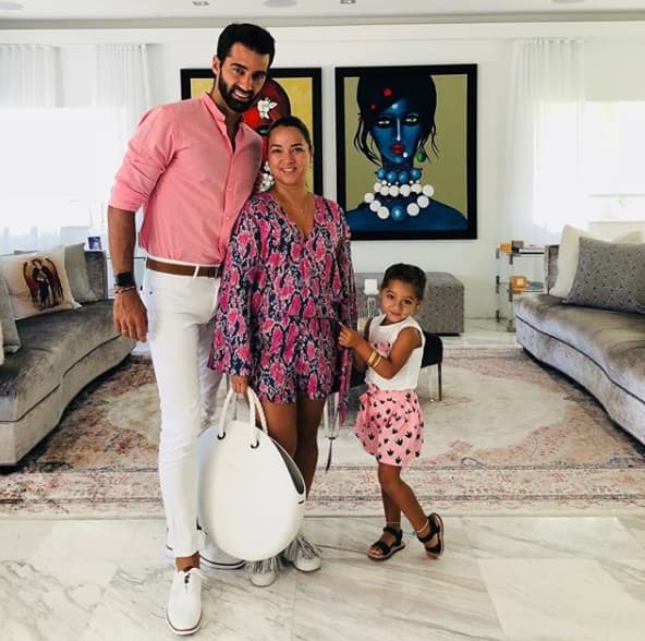 Viajes, logros escolares y celebraciones, son algunas de las cosas que Adamari López y Toni Costa publican en la cuenta de su hija, Alaia. El perfil @alaia, cuenta con 135 publicaciones y más de 770 mil personas la siguen.