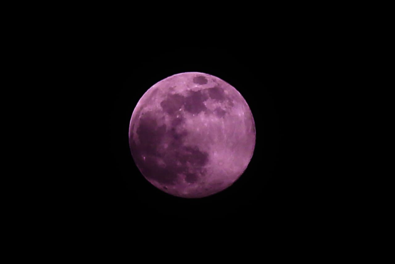De acuerdo a Astro Tony, astrologo en @Astralmente, la superluna sucede cuando la luna está más cerca de la tierra, por lo que es cuando la podemos ver mucho más brillante y grande que como se vería regularmente.