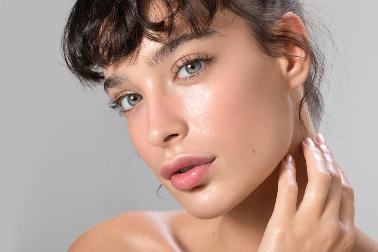 mujer-piel-vampiro-brillante-tendencia-tiktok